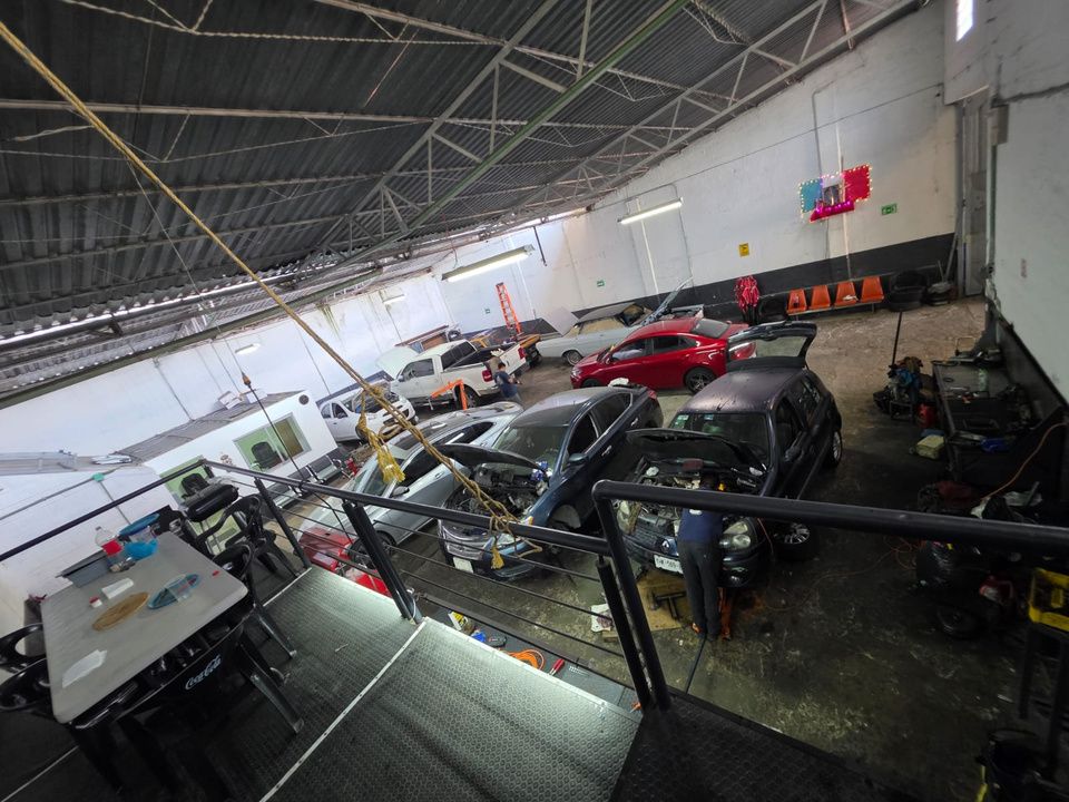Interior del taller con varios vehículos en servicio